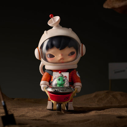872. Hirono Search for Aliens Figurine