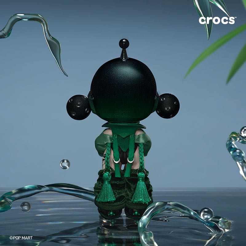 916. SKULLPANDA x CROCS OOTD Figure