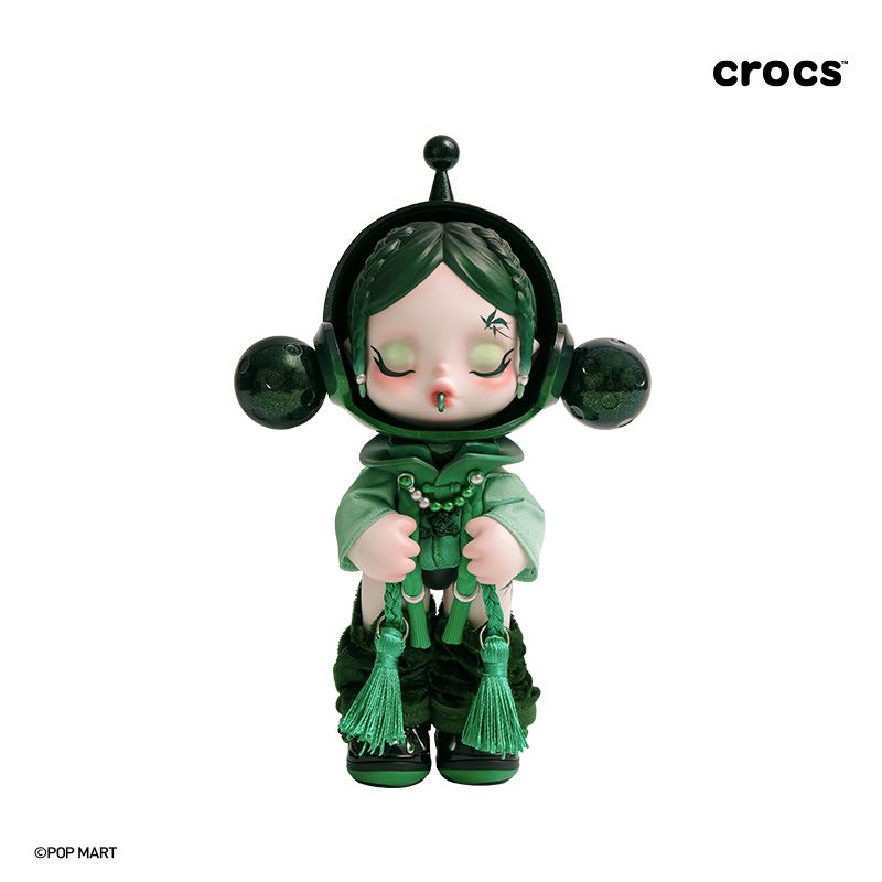 916. SKULLPANDA x CROCS OOTD Figure